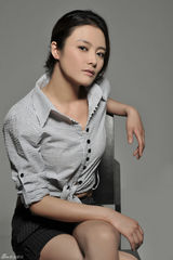 幻灯图：龙一仪曝光夏装造型照 帅气造型受追捧