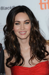 高清图：梅根-福克斯红色露肩礼服亮相性感娇媚