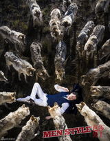 组图：冯绍峰与狼群共舞 演绎野性魅力