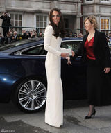 高清图：英国王妃凯特白色高开衩长裙端庄迷人