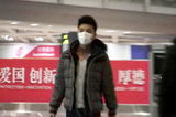 组图：贾乃亮轻装回京 机场一路口罩遮面