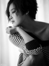 组图：辛芷蕾曝黑白质感写真 露香肩慵懒高贵