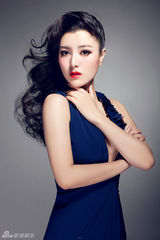 组图：陈廷嘉复古写真演绎冷酷性感