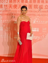 组图：赵欣瑜多张性感旧照曝光 与王菲那英交好