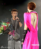 幻灯：郑秀文含羞与许志安深情对唱