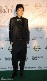 组图：张峻宁演绎男子着装三部曲 从粗犷到复古