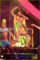 组图：水果姐全英音乐奖表演 民族风短裙亮粗腿