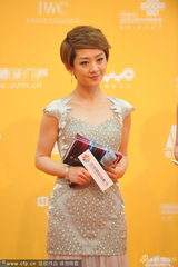 组图：瑶淼李蜜携手主持 纱裙闪亮清丽纯美