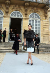 组图：张雨绮亮相巴黎时装周 优雅时尚展东方魅力