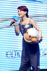 幻灯图：张韶涵扮熟女进乐园 为孩子阐述世博精神