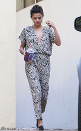 组图：赛琳娜深V连身裤出镜 前后真空秀美背