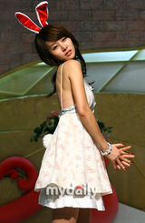 组图：裴瑟琪申智化身兔女郎主播性感宣传新节目