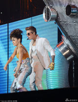 组图：比伯与辣妹贴身热舞 自抓下体被拍露囧相