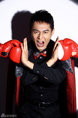 组图：刘冠翔搞怪写真 打破一贯绅士表情