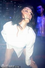 组图：女优小泽玛利亚夜店热舞 猛男傍身翘臀摸身