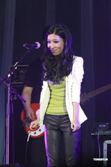 组图：曲婉婷香港音乐会 否认借版权事件炒作