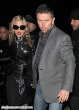 组图：麦当娜与小男友泡吧一脸甜笑 保镖开道气场足