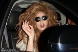 组图：Gaga戴鼻环顶狮子头出街 雪纺裙小秀乳沟