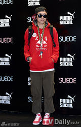 组图：Jewelry出席品牌新品发布会 热辣秀美腿