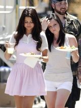 组图：比伯女友赛琳娜新片吻戏曝光