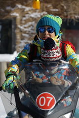 组图：《爸爸》爸爸们全副武装 冰天雪地劈木头