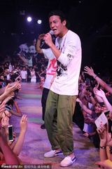 组图：陈冠希义乌夜店吸金50万卖力演出