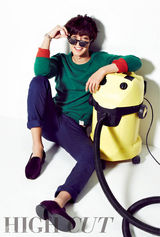 组图：金贤重时尚写真迷人微笑淘气卖萌