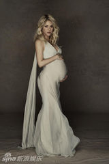 组图：夏奇拉携男友半裸写真 挺大肚幸福洋溢