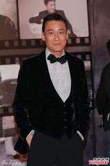 组图：梁家辉亮相金像奖红毯 举手致意