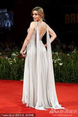 高清：《伤心小号曲》首映   女主角卡罗琳娜飘逸动人