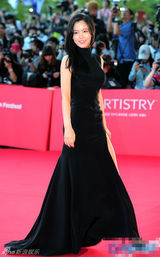 组图：女星姜汉娜薄纱裙露美臀亮相釜山红毯