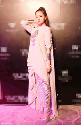 组图：温心清新亮相 森女换装“未来少女”