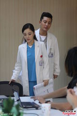 组图：贾乃亮上海拍戏 李小璐甘当绿叶