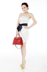 组图：女星孟茜拍大片玩奢侈 展知性魅力霸气外露