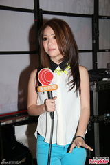 组图：邓紫棋不知林宥嘉来港 以母亲作挡箭牌