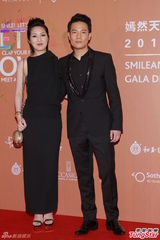 群星闪耀嫣然基金晚宴 王菲旗袍装与李亚鹏恩爱