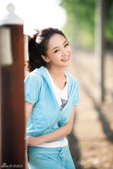 组图：李曼拍摄田园写真 “氧气美女”清新动人