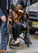 组图：Gaga步行去瑜伽治疗 坐轮椅众人护驾