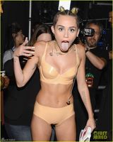 组图：麦莉穿肉色内衣挑逗男星 撅臀吐舌无下限