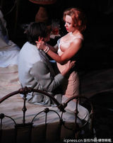 组图：斯嘉丽出演舞台剧 脱裙露豪乳“香飘四溢”