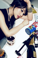 组图：徐冬冬喝红酒迎圣诞上演浴室诱惑