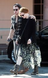 组图：杰米-贝尔与妻子蕾切尔-伍德恩爱购物