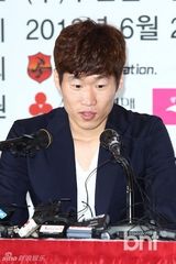 组图：韩球星朴智星公开恋情 爱上美女主播