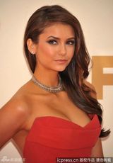 组图：艾美奖红毯 妮娜-杜波夫抹胸红裙秀美背