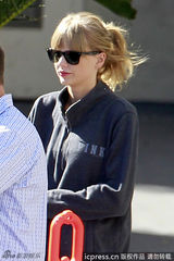 组图：斯威夫特黑外套出街 墨镜遮面举止低调