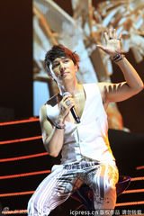 高清组图：神话上海演唱会晒肌肉后抱秀亲密