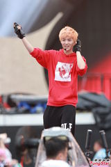 组图：香港巨蛋音乐节f(x)领衔冒台风献歌舞