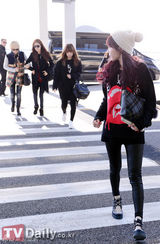 组图：4minute与A pink赴香港公演便装亮相机场