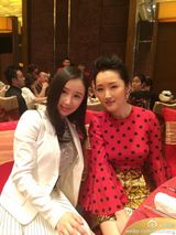 组图：43岁杨钰莹不老传奇 与舒畅合影似少女