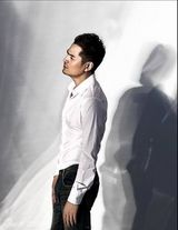 组图：边原发布早春大片 黑白影调展绅士品格